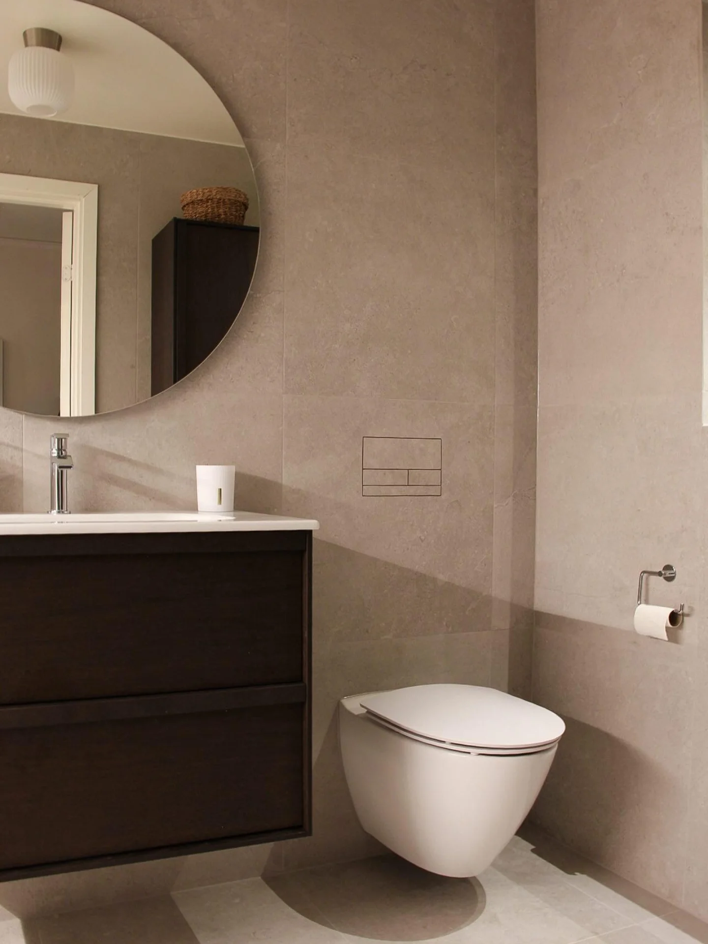 Plattsatt badrum med omsorgsfullt utförda material och detaljer